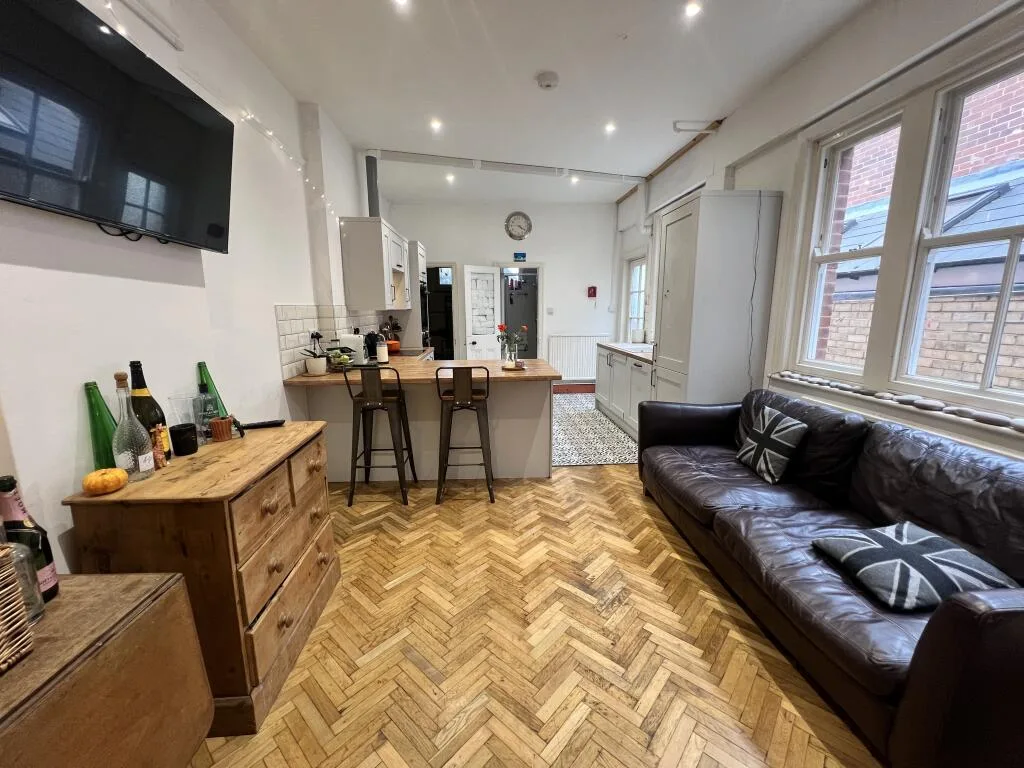 6 bedroom house for rent