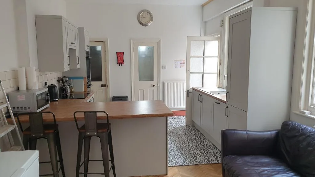 6 bedroom house for rent
