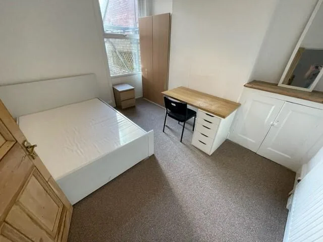 6 bedroom terraced house for rent