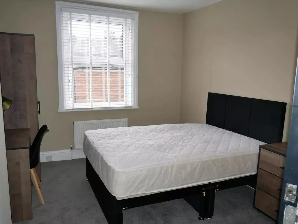 6 bedroom terraced house for rent