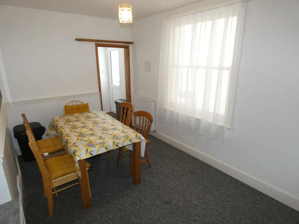 5 bedroom terraced house for rent