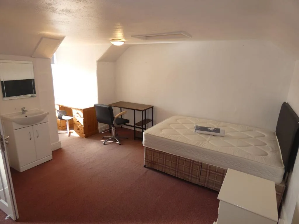 5 bedroom terraced house for rent