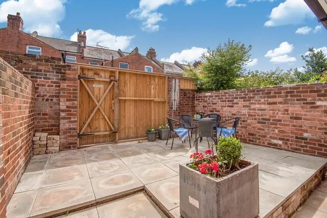 5 bedroom terraced house for rent