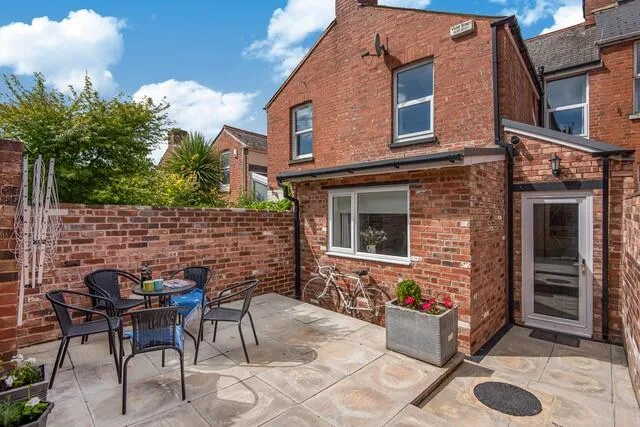 5 bedroom terraced house for rent