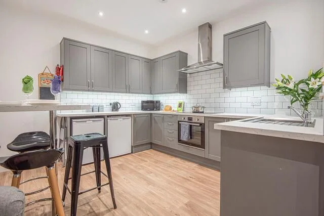 5 bedroom terraced house for rent