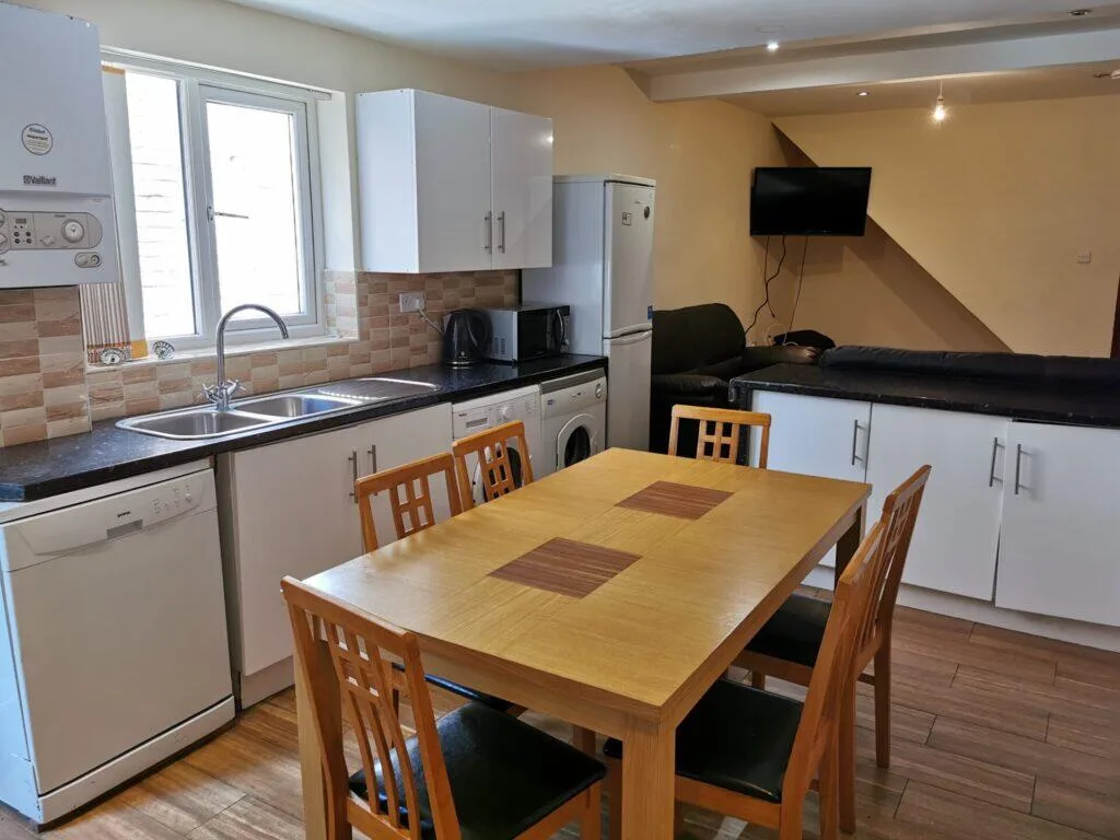 8 bedroom terraced house for rent
