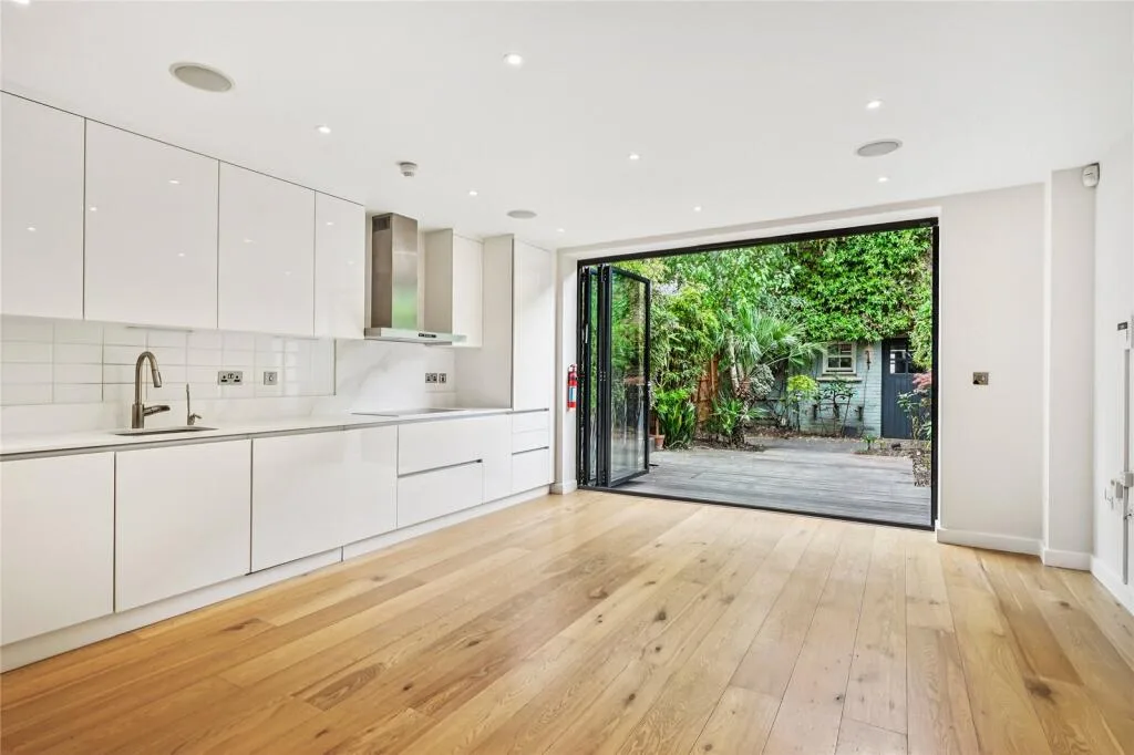 5 bedroom terraced house for rent