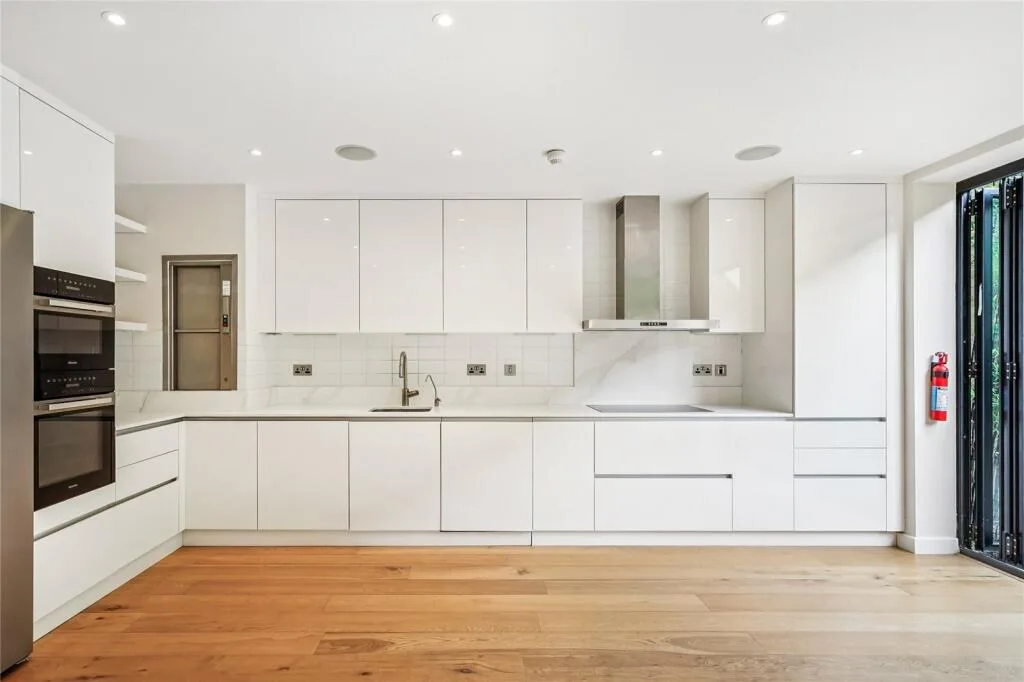 5 bedroom terraced house for rent