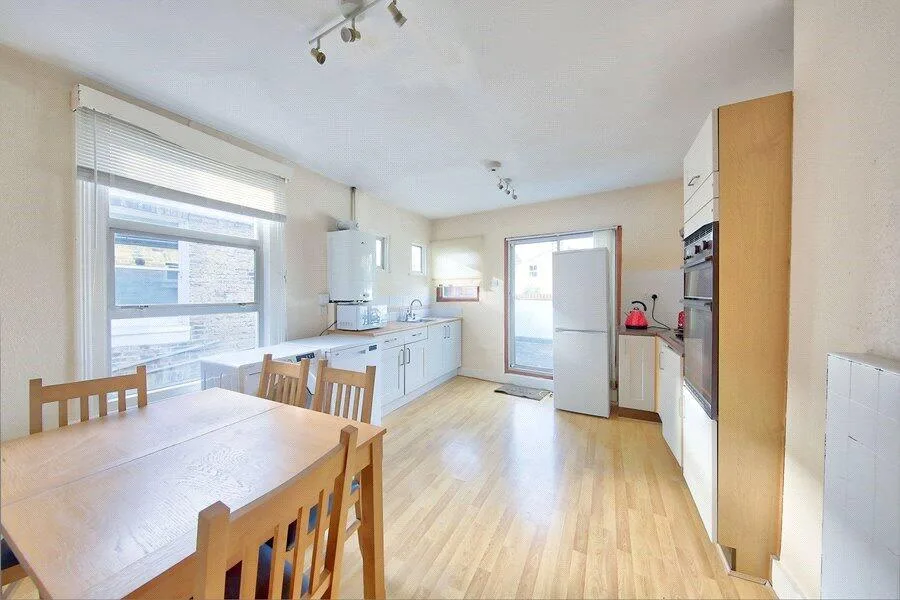 2 bedroom maisonette for rent