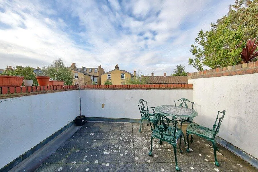 2 bedroom maisonette for rent