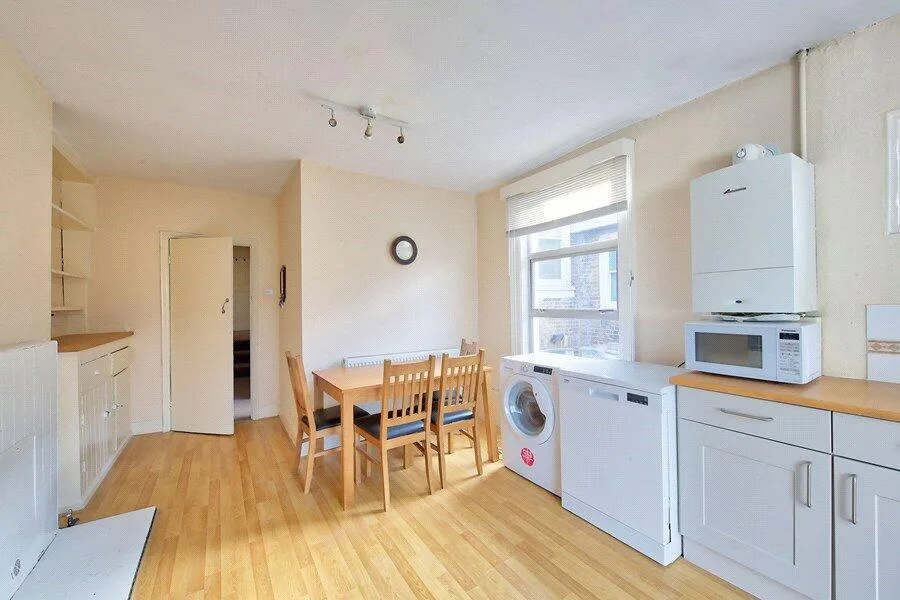 2 bedroom maisonette for rent