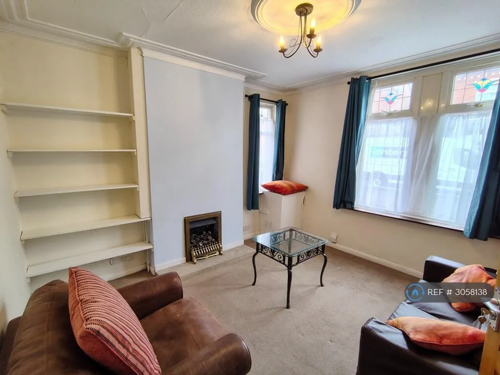 3 bedroom semi-detached house for rent