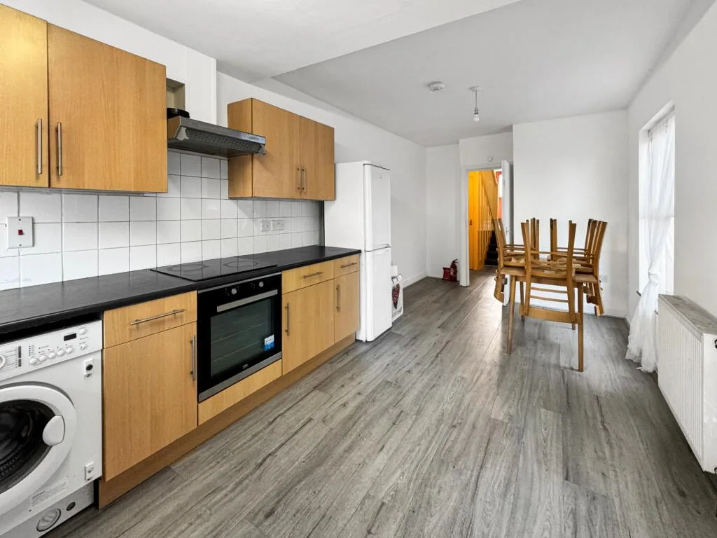 5 bedroom terraced house for rent