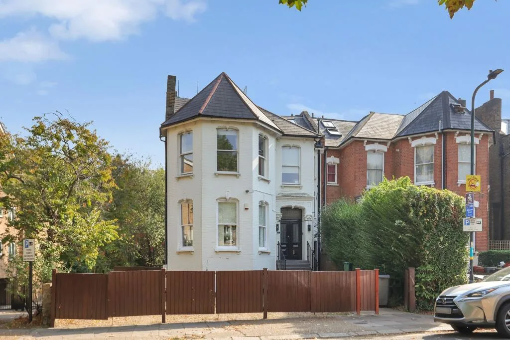 3 bedroom flat for rent