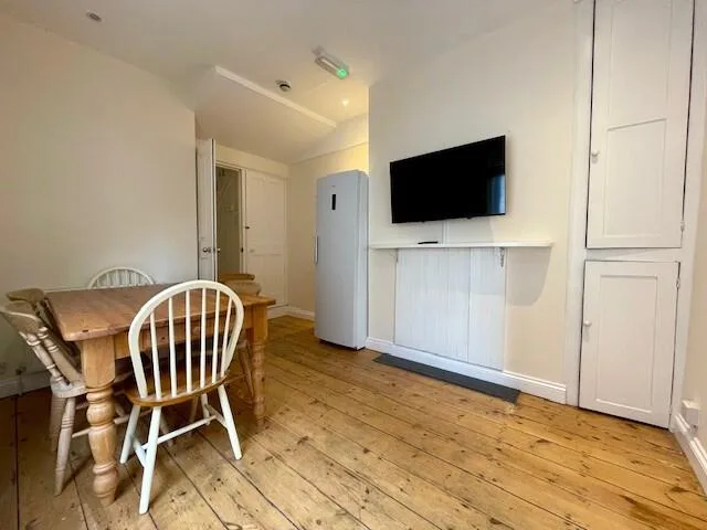 6 bedroom terraced house for rent