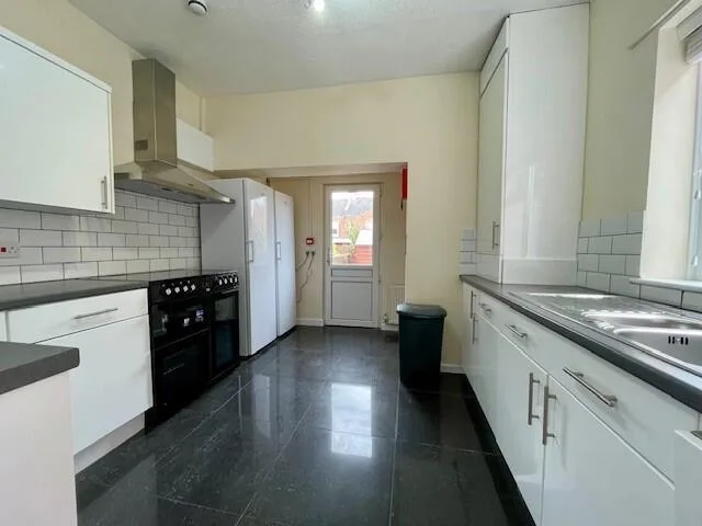 6 bedroom terraced house for rent