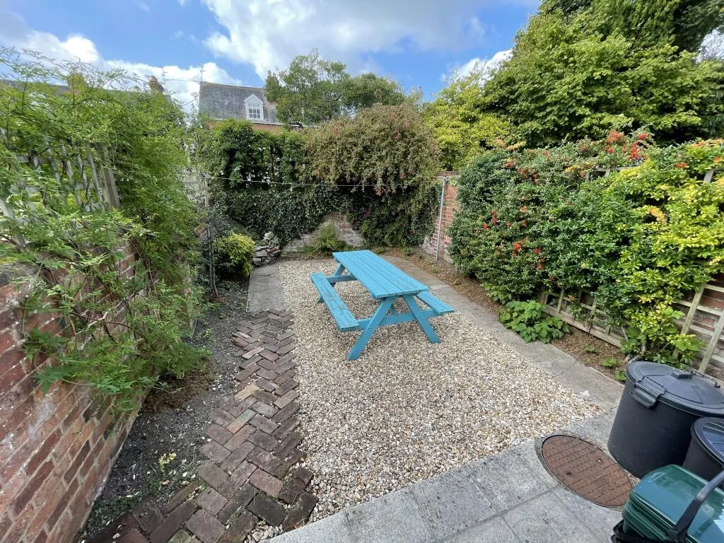 6 bedroom terraced house for rent