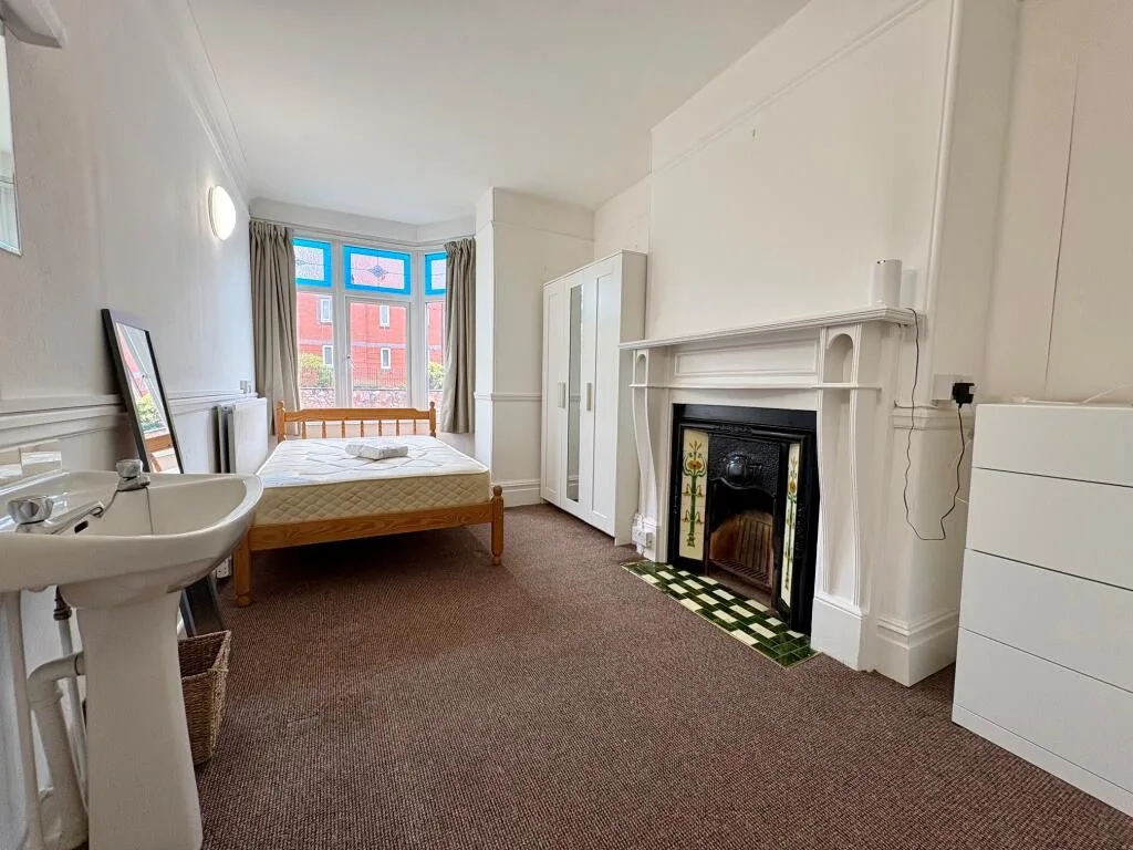 6 bedroom house for rent