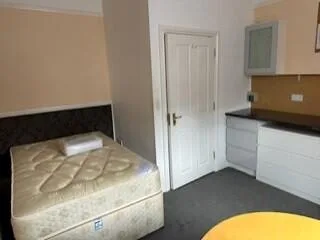 6 bedroom house for rent