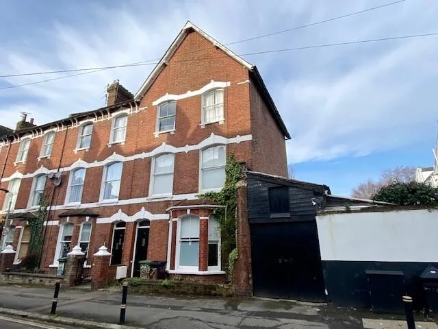 6 bedroom house for rent