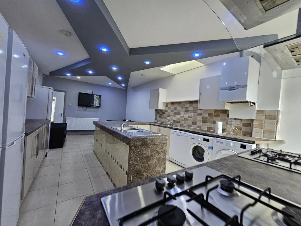 8 bedroom terraced house for rent