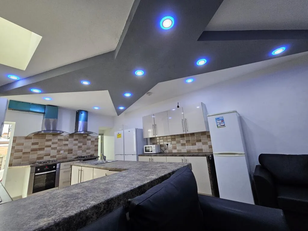 8 bedroom terraced house for rent