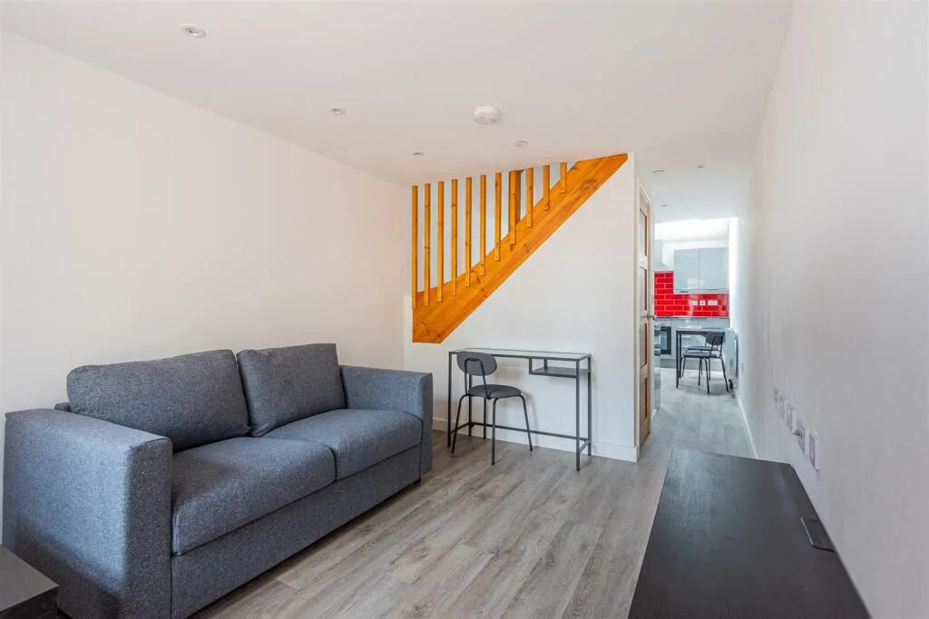 1 bedroom mews property for rent