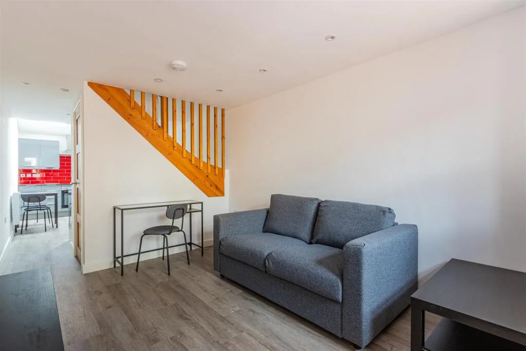 1 bedroom mews property for rent