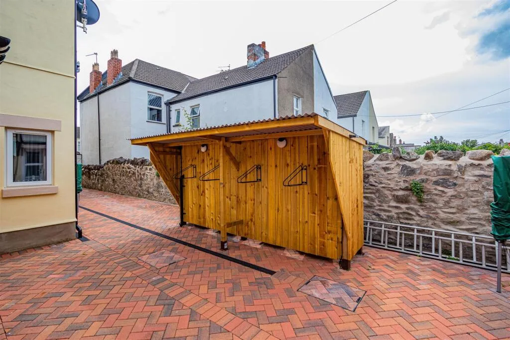 1 bedroom mews property for rent