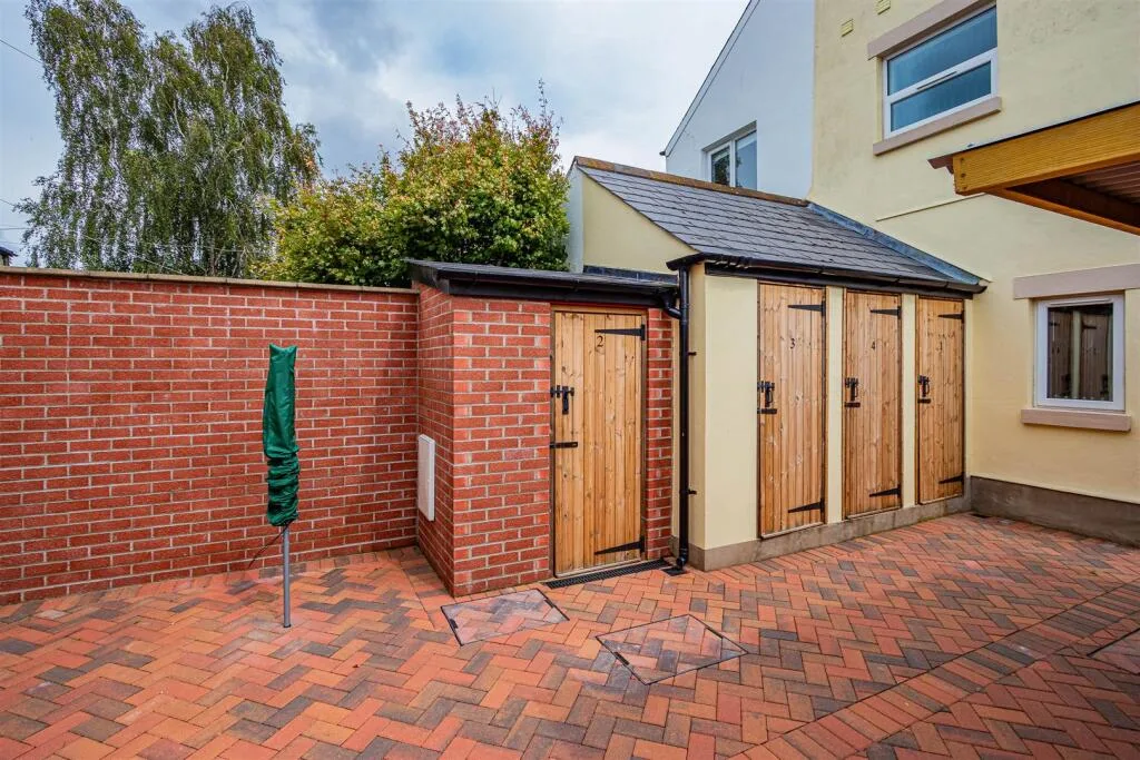 1 bedroom mews property for rent