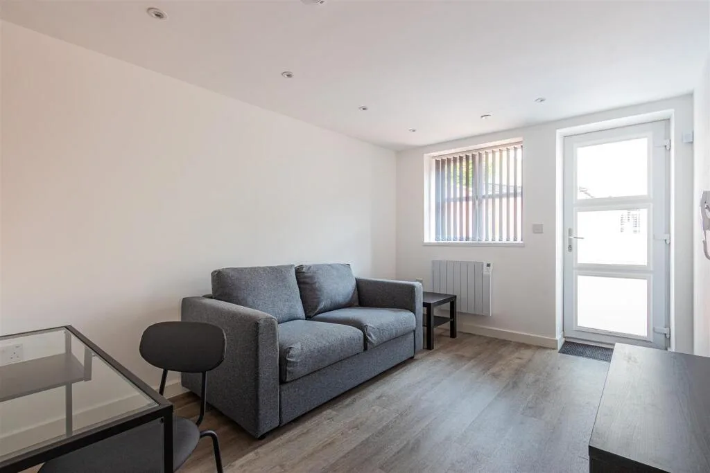 1 bedroom mews property for rent