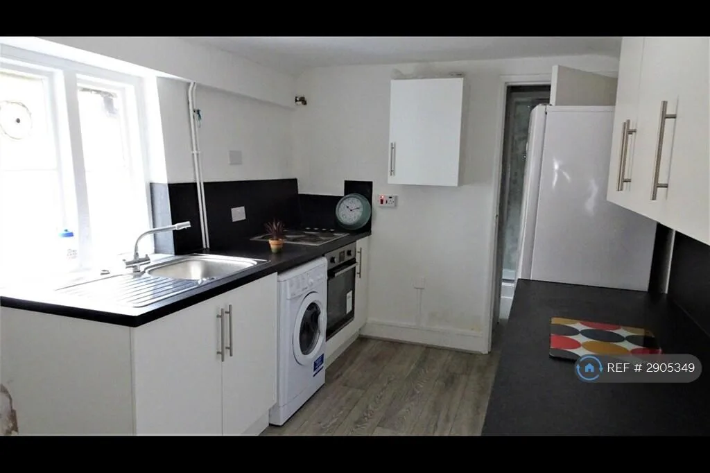4 bedroom end of terrace house for rent