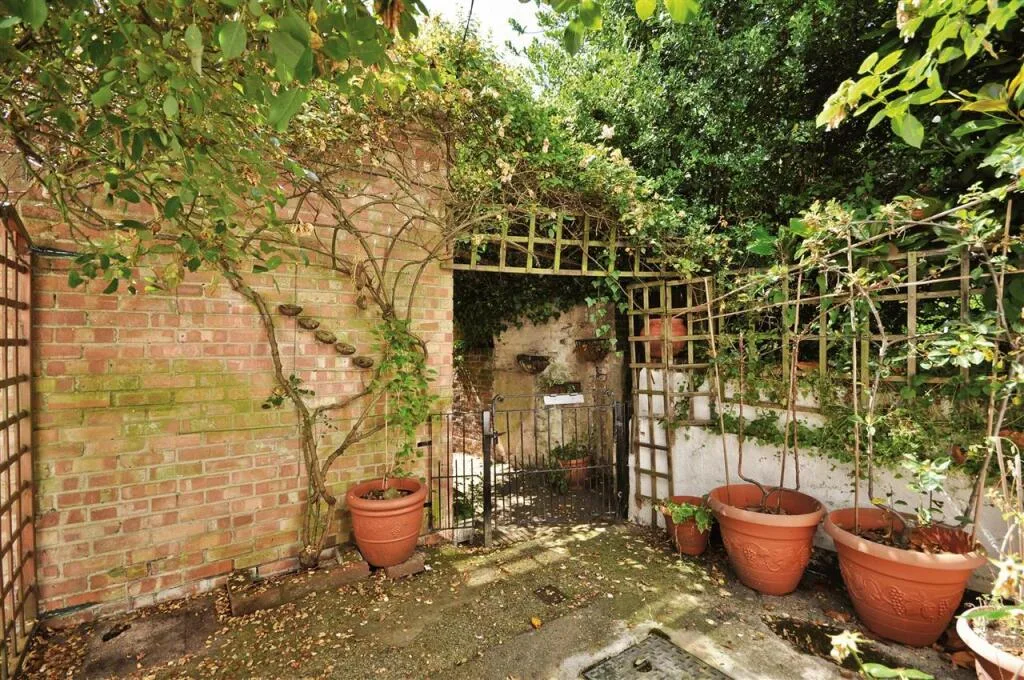 2 bedroom semi-detached house for rent