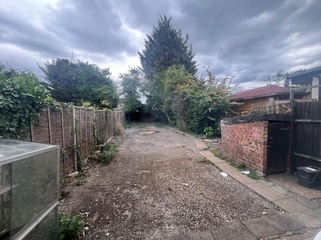 3 bedroom semi-detached house for rent