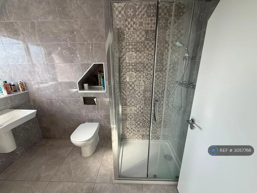 4 bedroom semi-detached house for rent