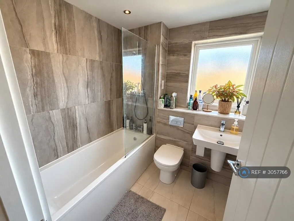 4 bedroom semi-detached house for rent