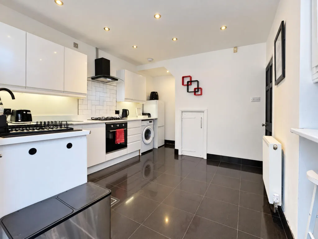 3 bedroom end of terrace house for rent