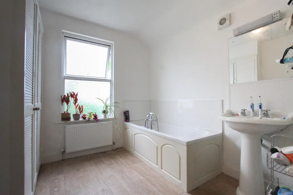 4 bedroom end of terrace house for rent