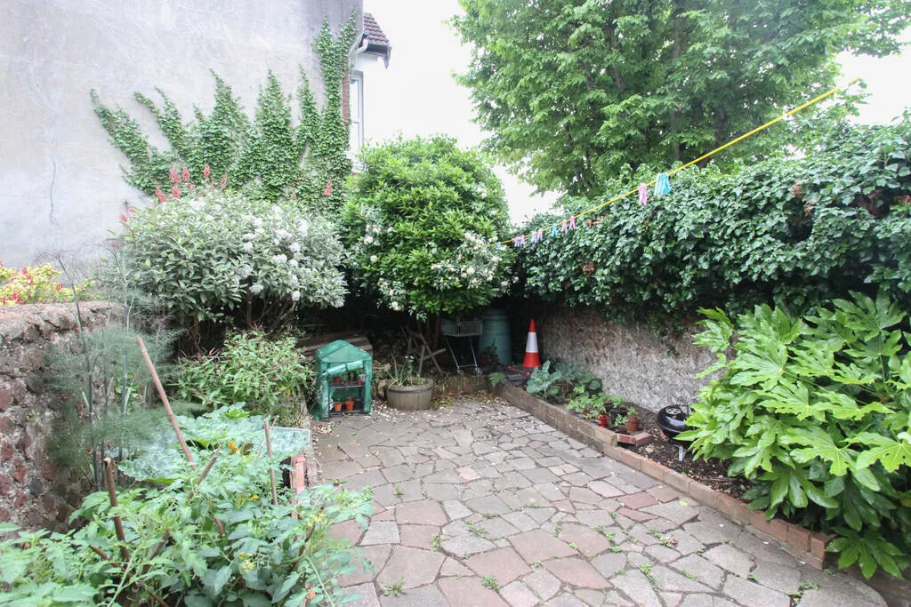 4 bedroom end of terrace house for rent