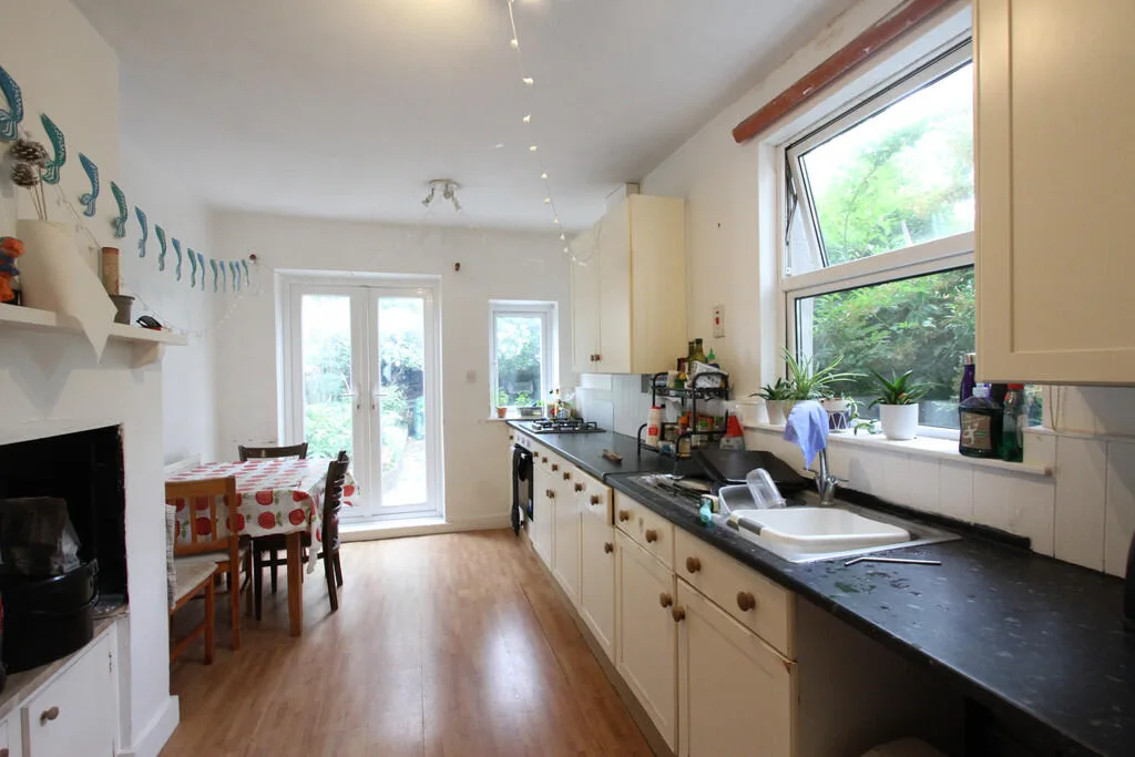 4 bedroom end of terrace house for rent