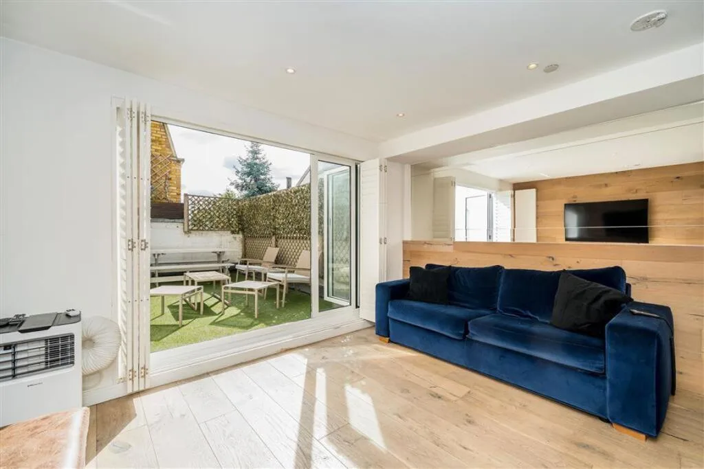 3 bedroom maisonette for rent