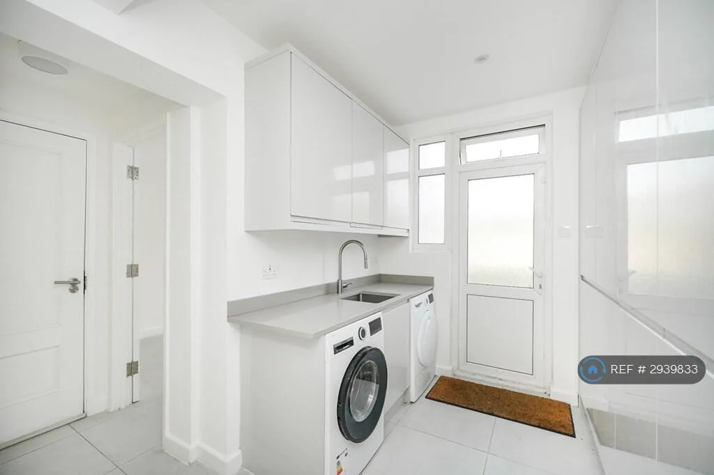 4 bedroom semi-detached house for rent