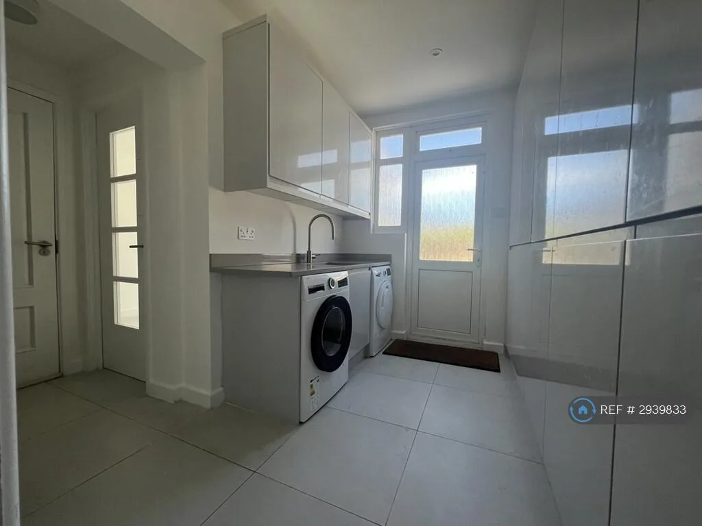 4 bedroom semi-detached house for rent