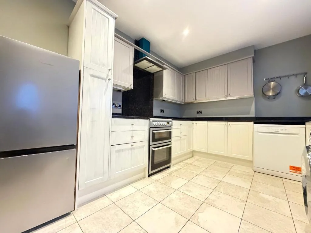 3 bedroom end of terrace house for rent