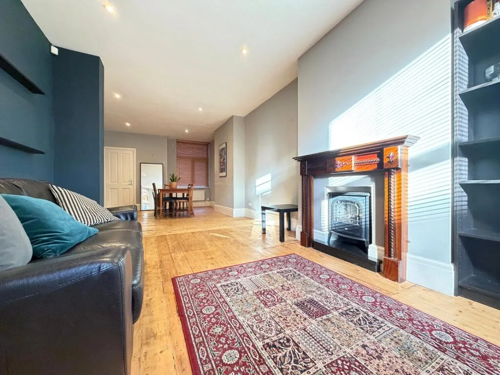 3 bedroom end of terrace house for rent