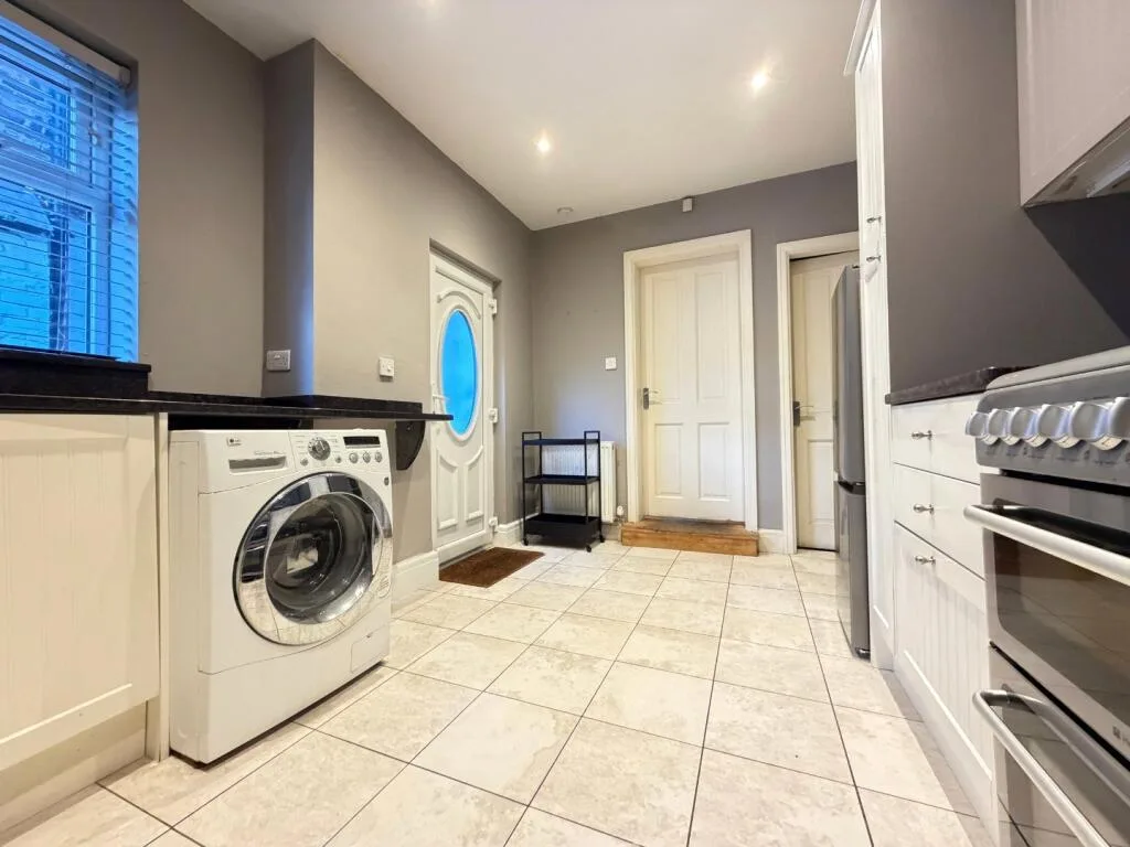 3 bedroom end of terrace house for rent