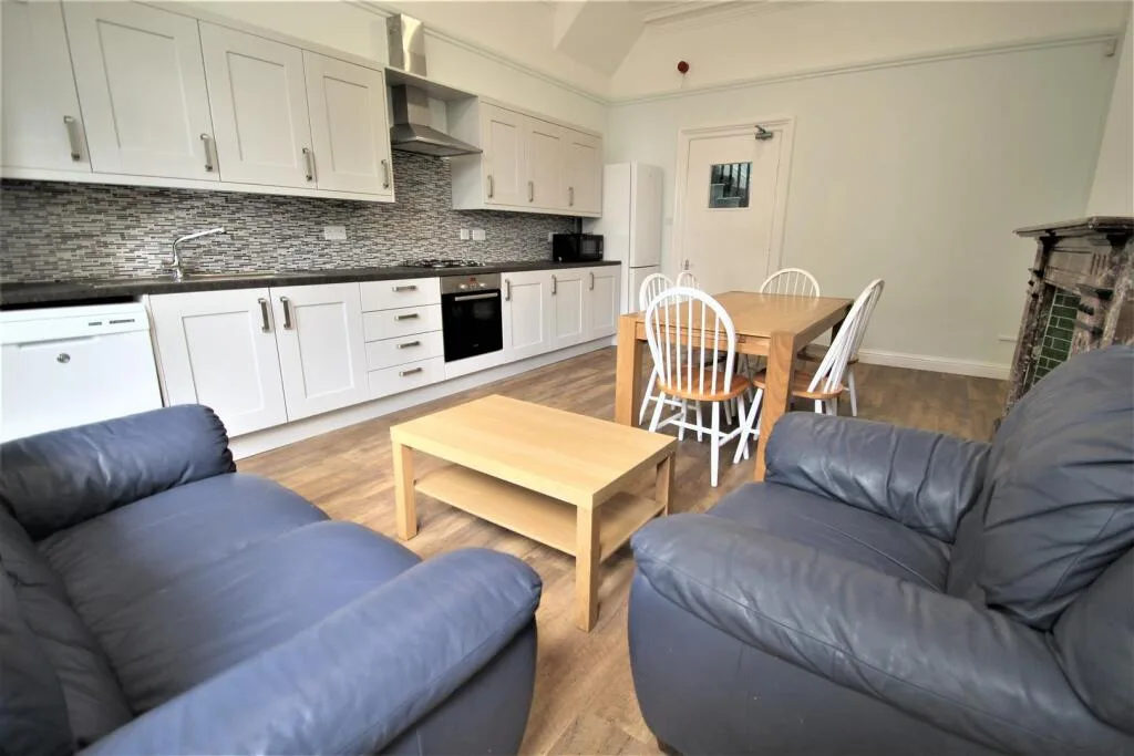 12 bedroom detached house for rent