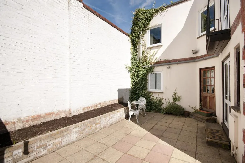 3 bedroom mews property for rent