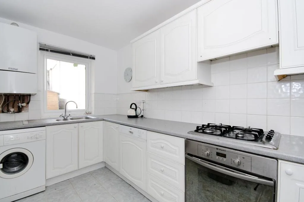 3 bedroom mews property for rent