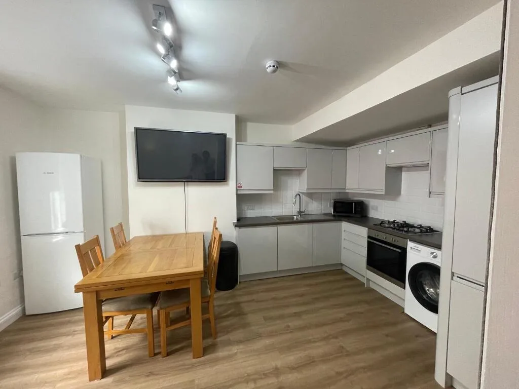 6 bedroom terraced house for rent